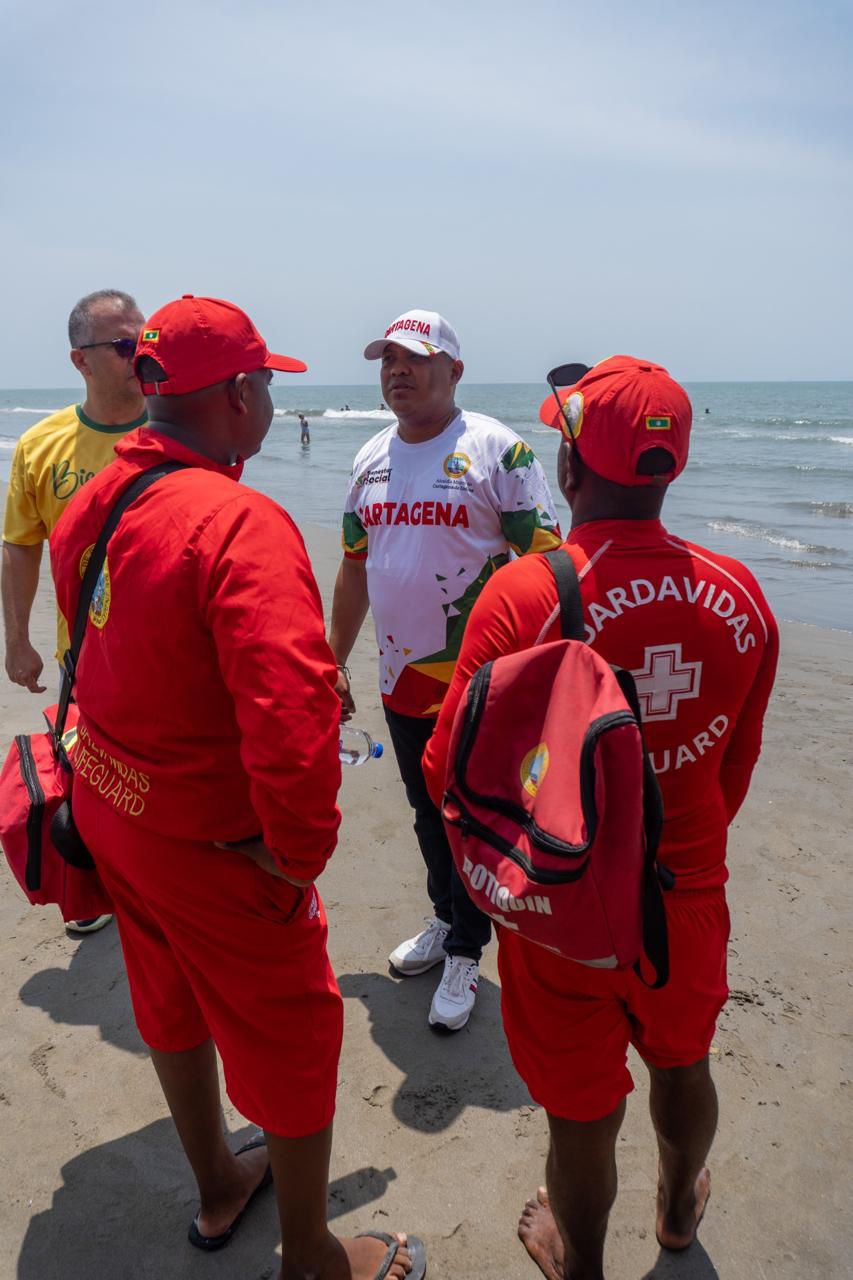 Salvavidas reciben botiquines para fortalecer la atención de emergencias en playas durante Semana Santa