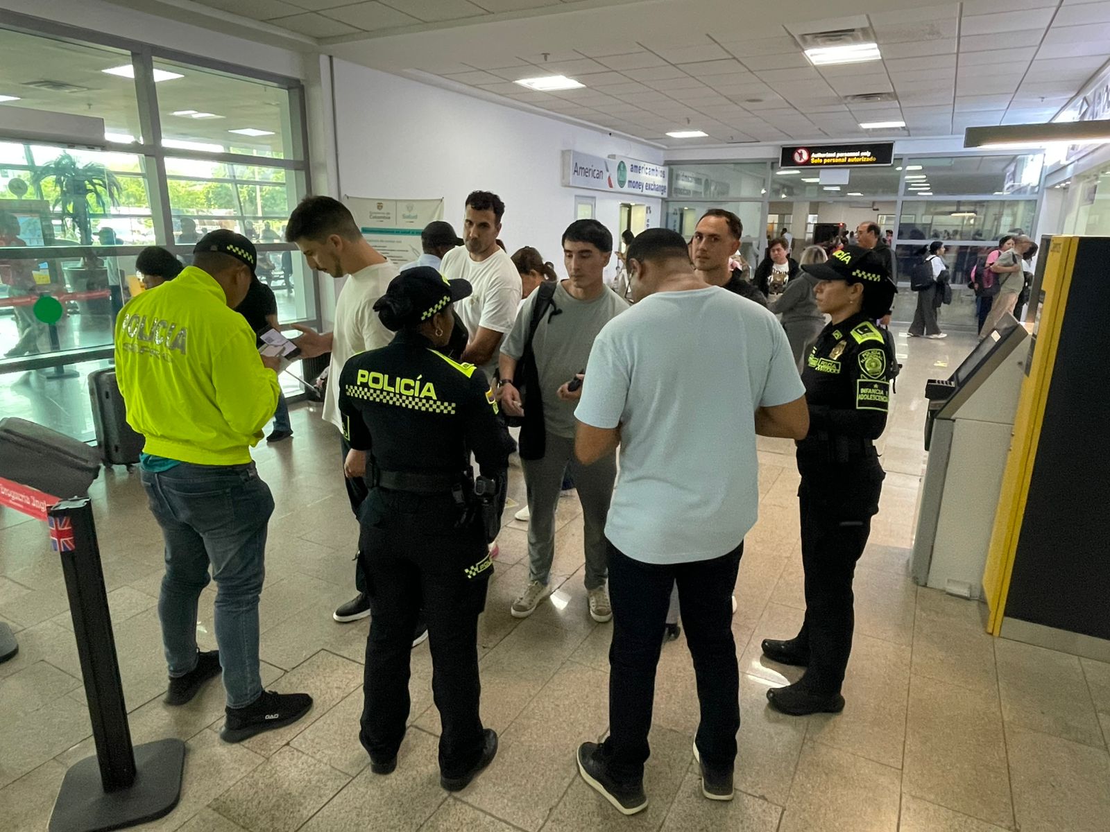 Policía refuerza controles a viajeros internacionales para prevenir delitos contra menores en Cartagena