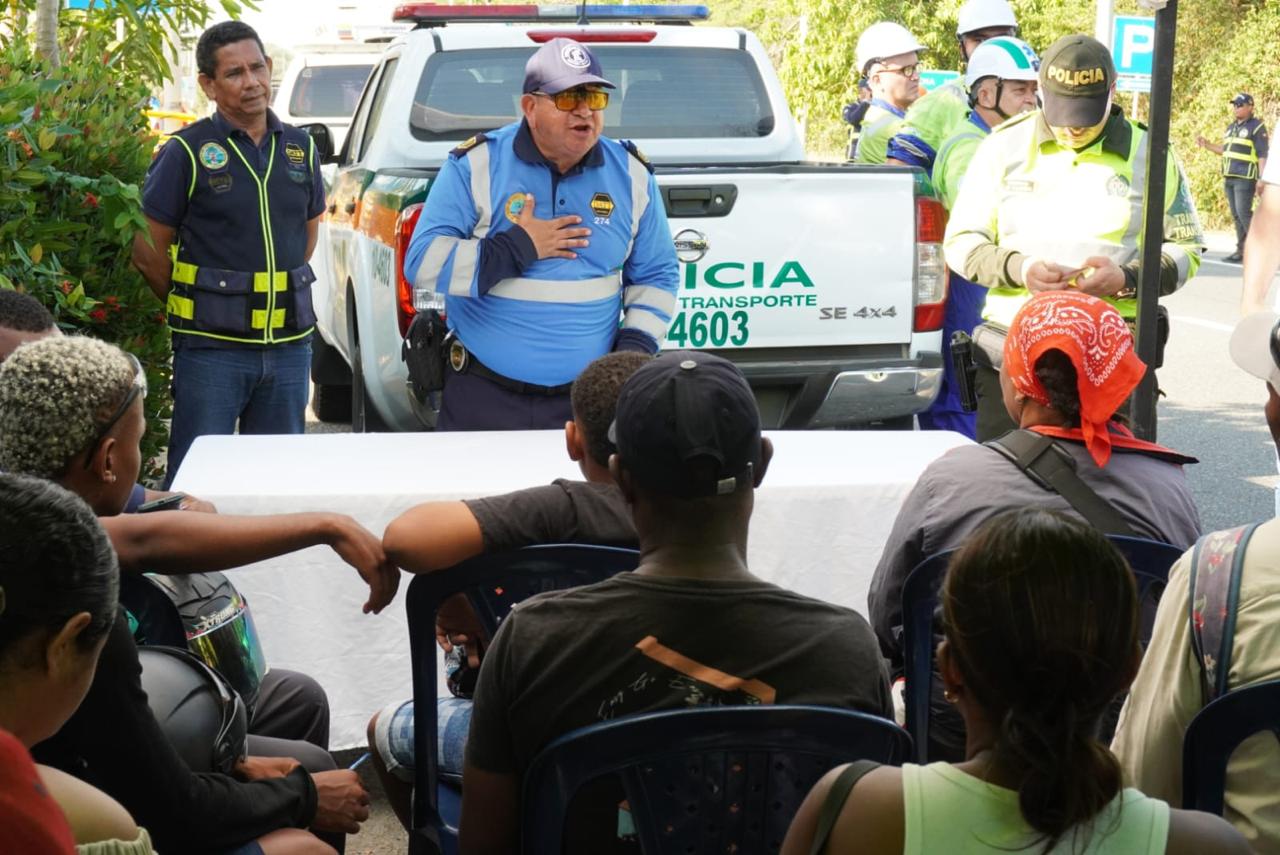 DATT y Policía de Tránsito dan la bienvenida a viajeros que llegan a Cartagena en Semana Santa