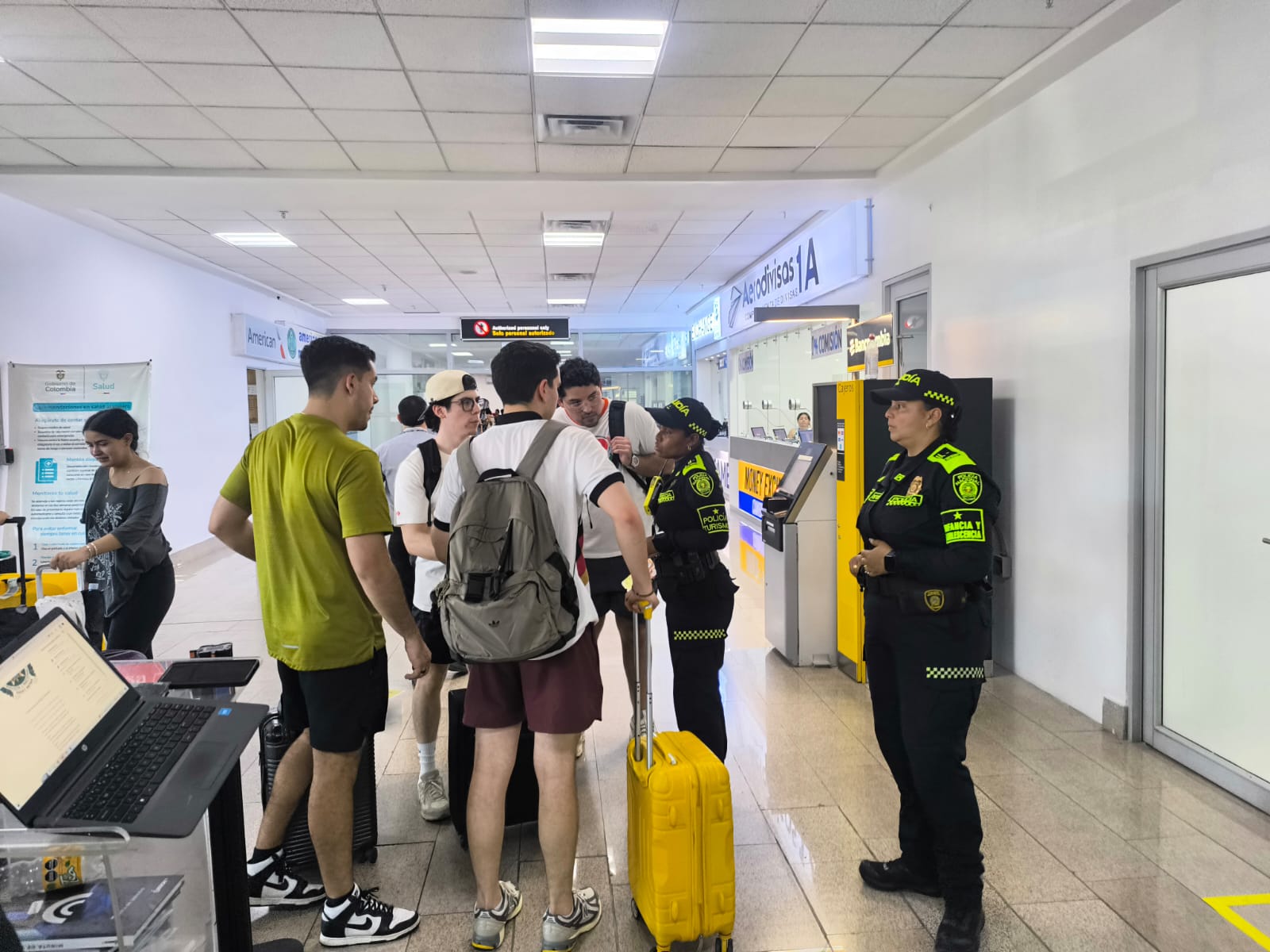 Policía Nacional sensibiliza a turistas y fortalece la protección de niños, niñas y adolescentes mediante la campaña “Por una Semana Santa Segura”