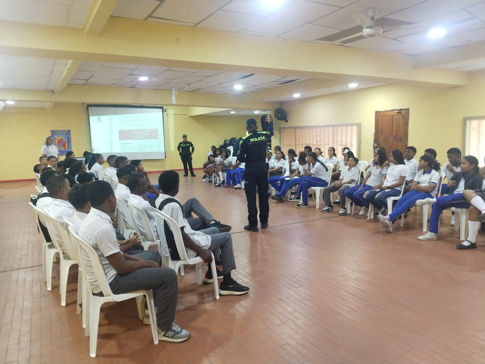 Policía sensibiliza a estudiantes sobre responsabilidad penal y convivencia en Cartagena