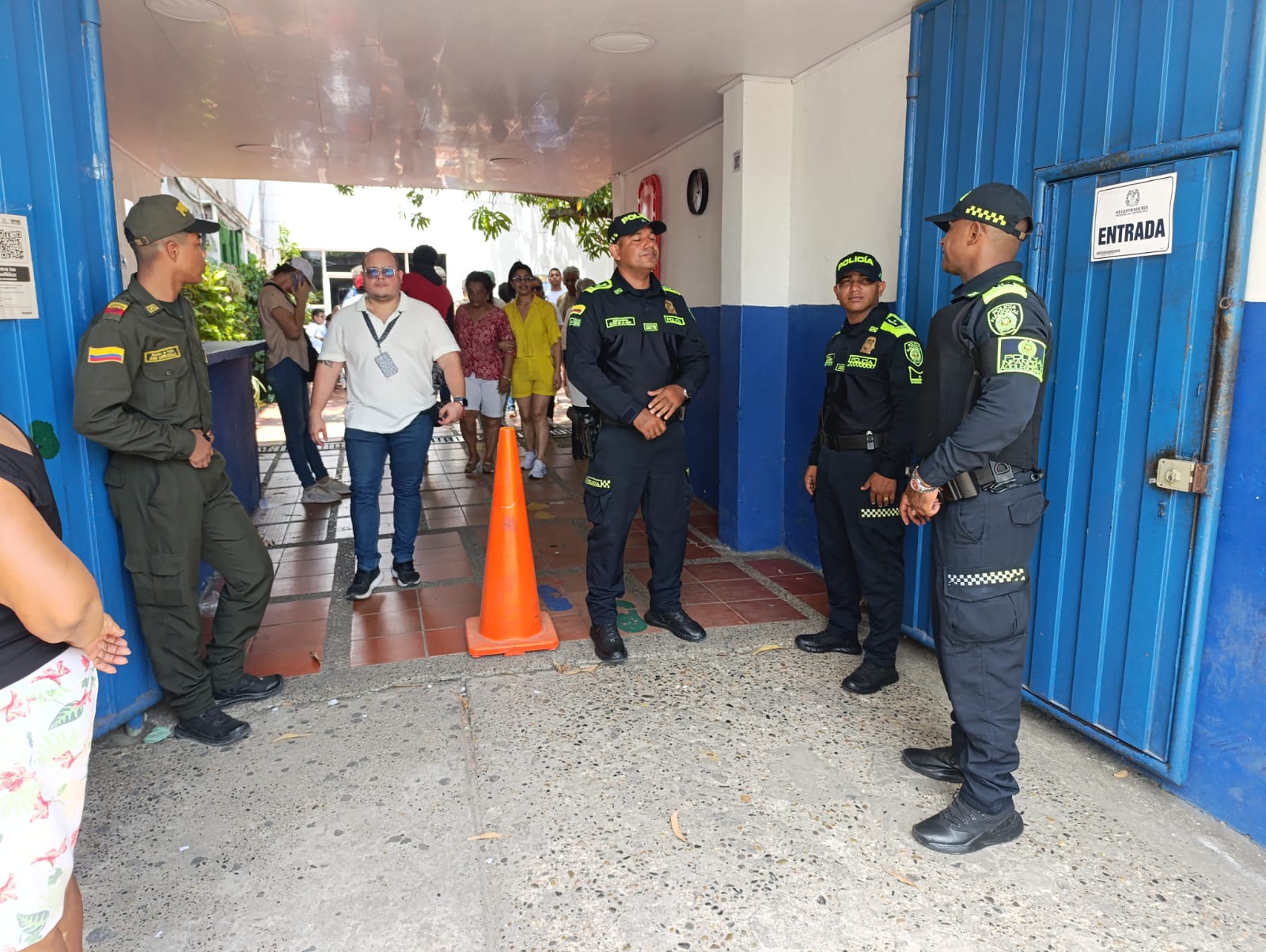 Policía Nacional acompaña la jornada electoral en Cartagena y brinda apoyo a adultos mayores